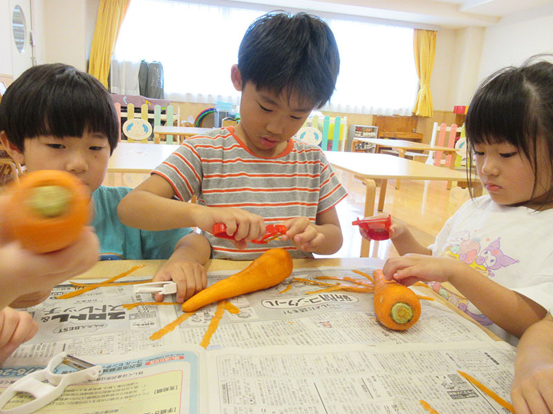 ピーラーで皮剥き|食育